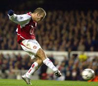 Fredrik Ljungberg éppen az ötvenedik arsenalos gólját szerzi a Middlesbrough ellen, és átmenetileg az MU elé repíti az Arsenalt