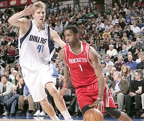 Dirk Nowitzki (balra) zsinórban ötödször lett Európa legjobb kosarasa, az NBA-ben legutóbb a Tracy McGrady vezette Houstont gyôzte le csapatával