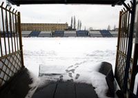 Kilátás hómezôvel &#8211; a Hungária körúti stadion játékoskijárójából pénteken ez a hamisítatlan téli kép tárult a látogatók elé (Fotó: M. Németh Péter)