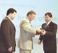 Gerhard Aigner UEFA-fôtitkár (középen) átveszi Bozóky Imrétôl és a kíséretében lévô Makray Balázstól a magyar Eb-pályázatot