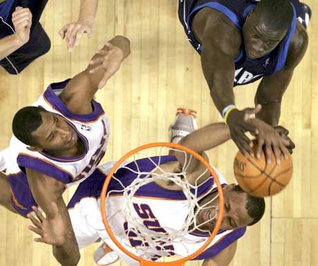 Shawn Marion (középen) hiába próbált kosarat dobni, a dallasi DeSagana Diop látványosan blokkolta Shawn Marion (középen) hiába próbált kosarat dobni, a dallasi DeSagana Diop látványosan blokkolta