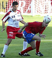 Bújócska&#8230; A fehérvári Nagy Dániel (jobbra) fejjel próbálta megszelídíteni a labdát, még mielôtt a keménykötésű soproni védô, Szekeres Tamás megelôzte volna (Fotó: Farkas József)