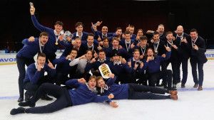 Az U20-as jégkorong-válogatott a világ legjobb 16 csapata közé jutást ünnepli Fotó: Szűcs Attila/TSH Photo