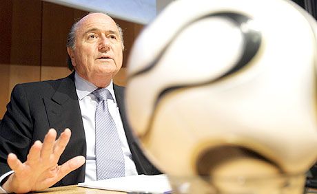 Sepp Blatter szigorú arcát is megmutatta &#8211; az ô vezetése alatt a rasszizmusnak nincs helye a stadionokban