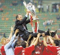 A 2001-ben a Valencia ellen elért BL-diadalt követôen még senki sem bírálta Hitzfeldet, manapság viszont sok kritika éri a munkáját (Fotó: AFP)