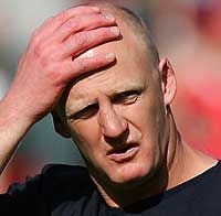 Iain Dowie joggal foghatja a fejét, kevésen múlt a Crystal bentmaradása (fotó: Reuters)