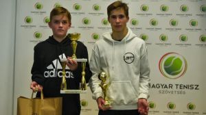 Takács Bercel (balra) nyerte a Szász Mihály elleni U14-es döntőt Forrás: MTSZ