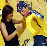 Az amerikai Lance Armstrong ezen a Touron már másodszor szerezte meg a sárga trikót &#8211; s a párizsi befutóig már aligha adja át másnak