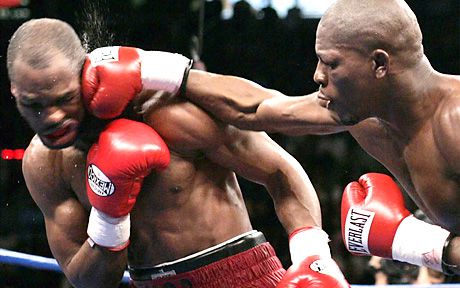 Egy a kôkemény ütések közül, amikor Jermain Taylor keszty&#251;je nagyot csattant Bernard Hopkins fején