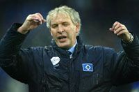 Klaus Toppmöller edzô nem véletlenül bosszankodik, újdonsült csapata, a Hamburger SV sima gyôzelmet engedett ki a kezébôl