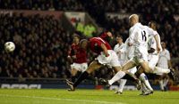 Mickael Silvestre (középen) fejesével szerezte meg a három pontot a Manchester United a Leeds United elleni mérkôzésen (Fotó: Reuters/Ian Hodgson)