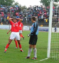 Vitelki Zoltán csapatkapitány foghatja a fejét: eddig fizetség nélkül futballozott, és most már csapata sincs