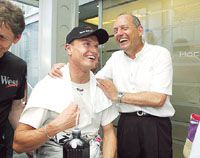 Ron Dennis (jobbra) profi pilótának és remek embernek tartja David Coulthardot