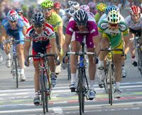 Petacchi (középen) idei hetedik etapgyôzelmét aratta a Girón, ezzel beállította a II. világháború utáni rekordot