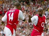 Sylvain Wiltord (jobbra) szerezte az Arsenal elsô gólját a Highburyben, a 2&#8211;1-es végeredményt pedig Thierry Henry állította be