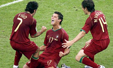 Cristiano Ronaldo (középen) öröme kettôs: csapata kiverte a hollandokat, és sérülése ellenére vélhetôen pályára lép az angolok ellen