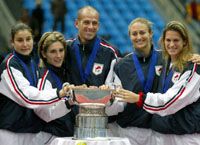 A Fed-kupa-gyôztes csapat (balról): Stéphanie Cohen-Aloro, Émilie Loit, Guy Forget kapitány, Mary Pierce, Amélie Mauresmo