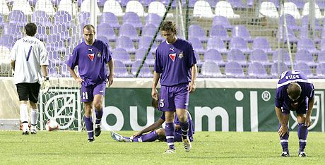 Megszégyenültek az újpesti futballisták ? Balajcza Szabolcs (balra), Tóth Balázs és Vermes Krisztián valószín?leg sohasem felejti el a csütörtöki mérkôzést, amelyen a lila-fehérek egyszer?en csôdöt mondtak