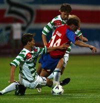 A házigazdák középpályását, Szabó Tibort (14) idônként két gyôri játékos is gyötörte (Fotó: Danis Barna)