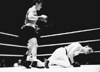 Az 1948-ban, 1952-ben és 1956-ban oly sokszor megismétlôdô pillanat:Papp László legendás horogütése nyomán padlót fog az éppen soros ellenfél