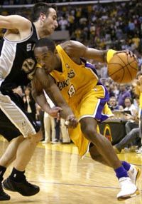 Kobe Bryant (8) mindig ellenállhatatlan, ha a bíróságon kezdi a napját