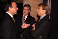 Világsztárok egymás között: Hansi Müller (balra) a német válogatott új csapatfônökével, Jürgen Klinsmann-nal (jobbra) beszélget a régi emlékekrôl és az új feladatokról