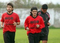 Ariel Ortega (középen) másfél év után lépett ismét pályára futballmérkôzésen