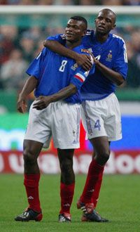 Marcel Desailly (balra) Patrick Vieirától kapta az elsô gratulációt szombat este Marcel Desailly (balra) Patrick Vieirától kapta az elsô gratulációt szombat este