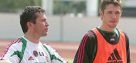 Lothar Matthäus (balra) keményebb edzéseket tart Vincze Ottóéknak