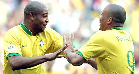 Sokáig szó volt róla, hogy Adriano (balról), az Inter támadója és Ronaldo, a Real szintén brazil szupersztárja helyet cserél ? ám az ügyletbôl az átigazolási szezon befejeztével sem lett realitás