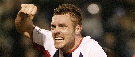 Geoff Horsfield joggal örül, az ő két góljával győzte le a West Bromwich a Portsmouth együttesét