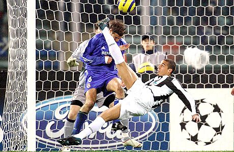 Egy David a Góliátok közül: Trezeguet-re (elöl) Alessandro Del Piero kiválása után sokkal nagyobb teher hárul a Juventus csatársorában Egy David a Góliátok közül: Trezeguet-re (elöl) Alessandro Del Piero kiválása után sokkal nagyobb teher hárul a Juventus csatársorában