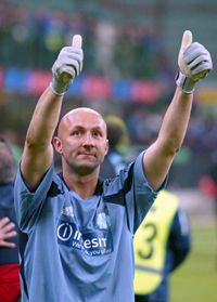 Barthez nyártól szabad, de maradna Marseille-ben