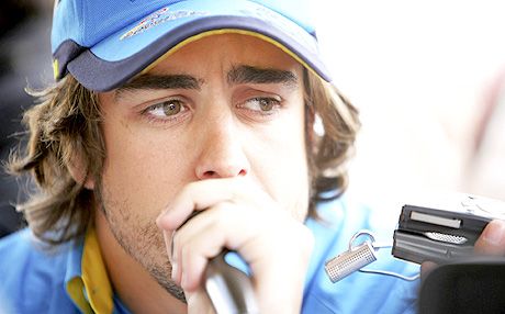 Az eddigi három versenyen két gyôzelmet és egy második helyet elérô Fernando Alonso szerint addig nem vehetik fel vele a versenyt a vetélytársai, amíg nem tisztázzák a sajtóval a jövôjüket