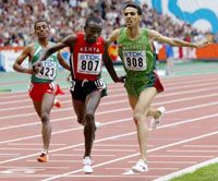 Eliud Kipchoge (807) alaposan meglepte a világot és az utolsó 50 méterig zseniálisan versenyzô Hicham el-Guerrouj-t (908)