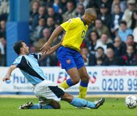 Thierry Henryt (jobbra) és az Arsenalt 37 fordulón keresztül senki sem tudta elgáncsolni, a londoniak bíznak benne, hogy a végén sem botlanak