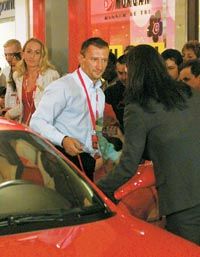 Kovács István a Ferrari-kiállításon megmutatta, hogy a ring után a volán mögött sem vallana szégyent (Fotó: Farkas József)