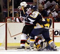 Patrik Elias (New Jersey) ilyen körülmények közepette lôtte be a gyôztes gólt (Fotó: Reuters/Ray Stubblebine)