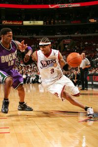 Allen Iverson kísérelte meg a legtöbb dobást ebben az idényben az NBA-ban: a philadelphiai irányító átlag 21.6 alkalommal célozza meg a gyűrűt mérkôzésenként