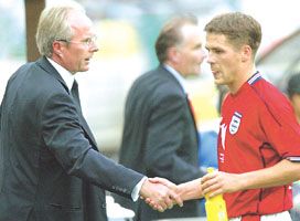 Sven-Göran Eriksson mester (balra) abban bízik, hogy Michael Owen a dánok ellen megszerzi elsô gólját az idei világbajnokságon