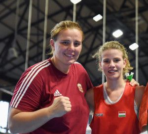 A női szövetségi kapitány, Kovács Mária és Lakotár Hanna, aki 54 kg-ban három spanyol riválisát verve lett tornagyőztes Forrás: boxing.hu