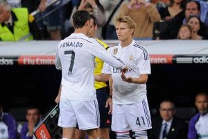 Martin Ödegaard öt éve Cristiano Ronaldo helyére állt be a Realba, azóta vár arra, hogy másodszor is pályára léphessen a bajnokságban a madridiaknál Fotó: bleacherreport.com