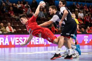 A 18 éves Kurucz Máté (pirosban) két góllal mutatkozott be az élvonalban Forrás: Veszprém Handball Team