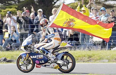 Alvaro Bautista a futam után a spanyol zászlóval ünnepeltette magát