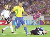 Kahnról kipattant a labda, a földön fekvô német kapus hibája után Ronaldo eszmélt a leggyorsabban, és kihasználta lehetôségét