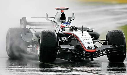 Kimi Räikkönen ellenkormányoz, hogy a pályán tartsa McLaren-Mercedes MP4-20-asát
