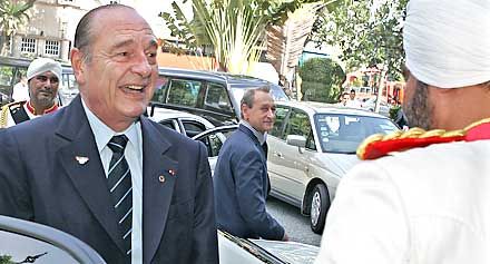 Jacques Chirac francia államfő megérkezik a szállodához Szingapúrban