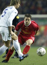 Michael Owen (jobbra) szerezte a Liverpool elsô gólját az Anfield Roadon