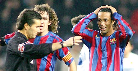 Ronaldinho nehezen hitte el, hogy ezért a belépôért piros lapot kapott