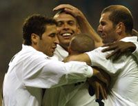 Ronaldo (szemben) és Zidane (jobbra) szerezte az éllovas Real Madrid két gólját